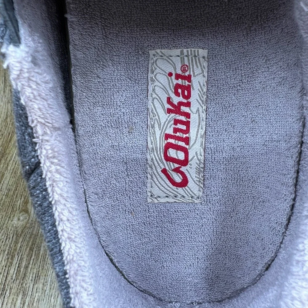 OluKai Mahana Slippers Men's Size‎ 9 Gray Quilted Textile Leather Slip On Shoes